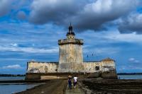 Le Fort vu du chemin pavé à marée basse